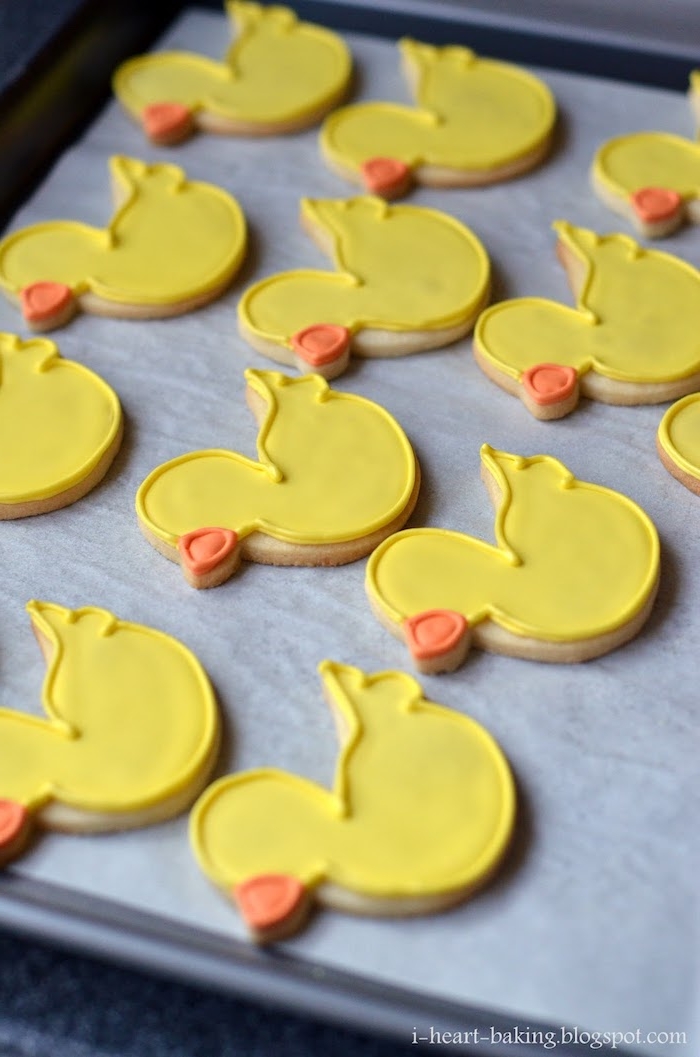 Kekse in Form von Enten selber backen und mit gelber Glasur dekorieren, süße Überraschung zur Taufe