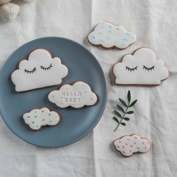 Kekse in Form von Wolken selber backen und dekorieren, süße Überraschung zur Taufe