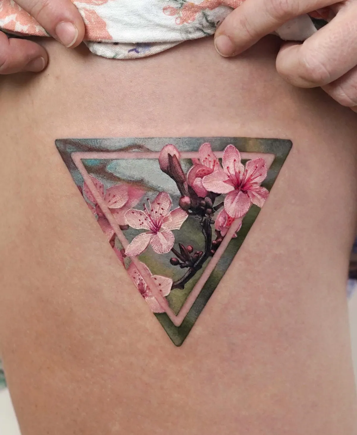 kirschblüten tattoo in dreieck feminines design farbig