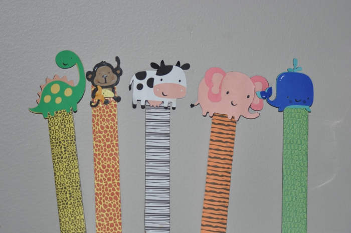 Lesezeichen Kinder, kleine Figuren von Tieren auf bunt gefärbte Lesezeichen