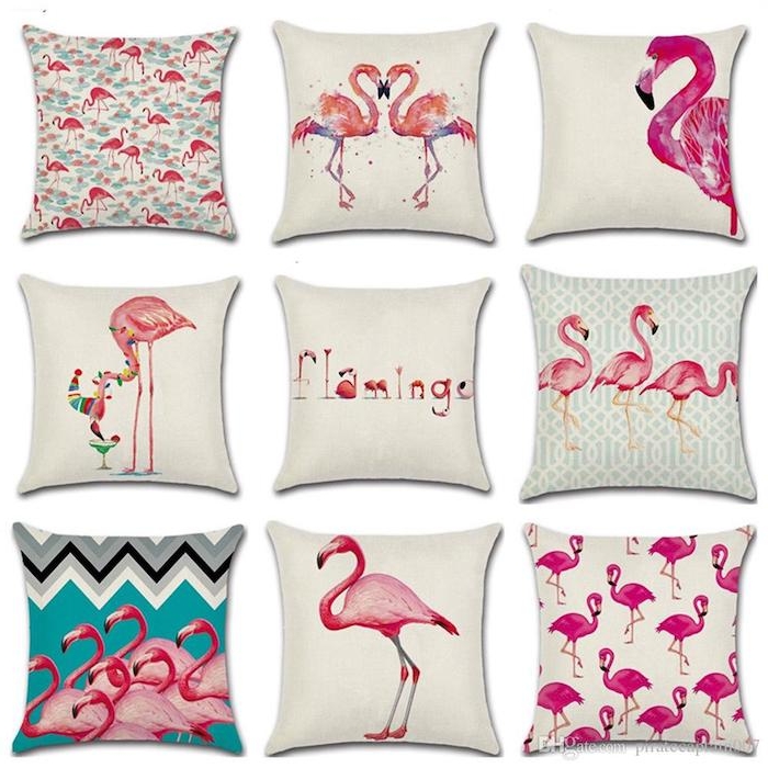 viele weiße kleine kissen mit vielen kleinen pinken flamingos mit pinken federn