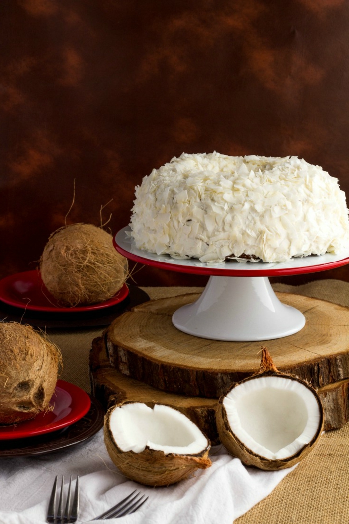 Kokosraspel auf einer Schokoladentorte, Hochzeitstorte, einfache Tortenrezepte