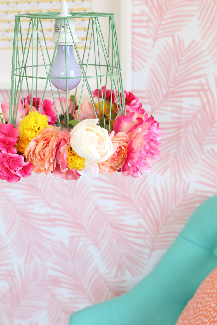 lampenschirm bateln, tapette in rosa und weiß mit blätter motiv, bunte kunstblumen, einfache bastelideen