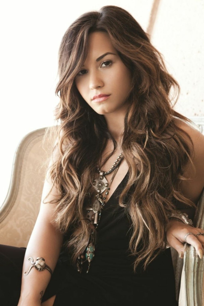 Demy Lovato mit Ihrer langen welligen Haar, einfache Frisuren für lange Haare, schwarzes Kleid