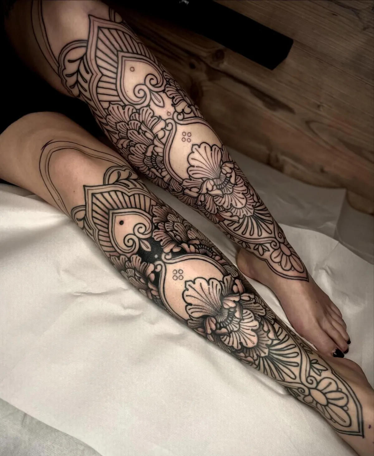 leg sleeve tattoos mandala mit blumen motiven