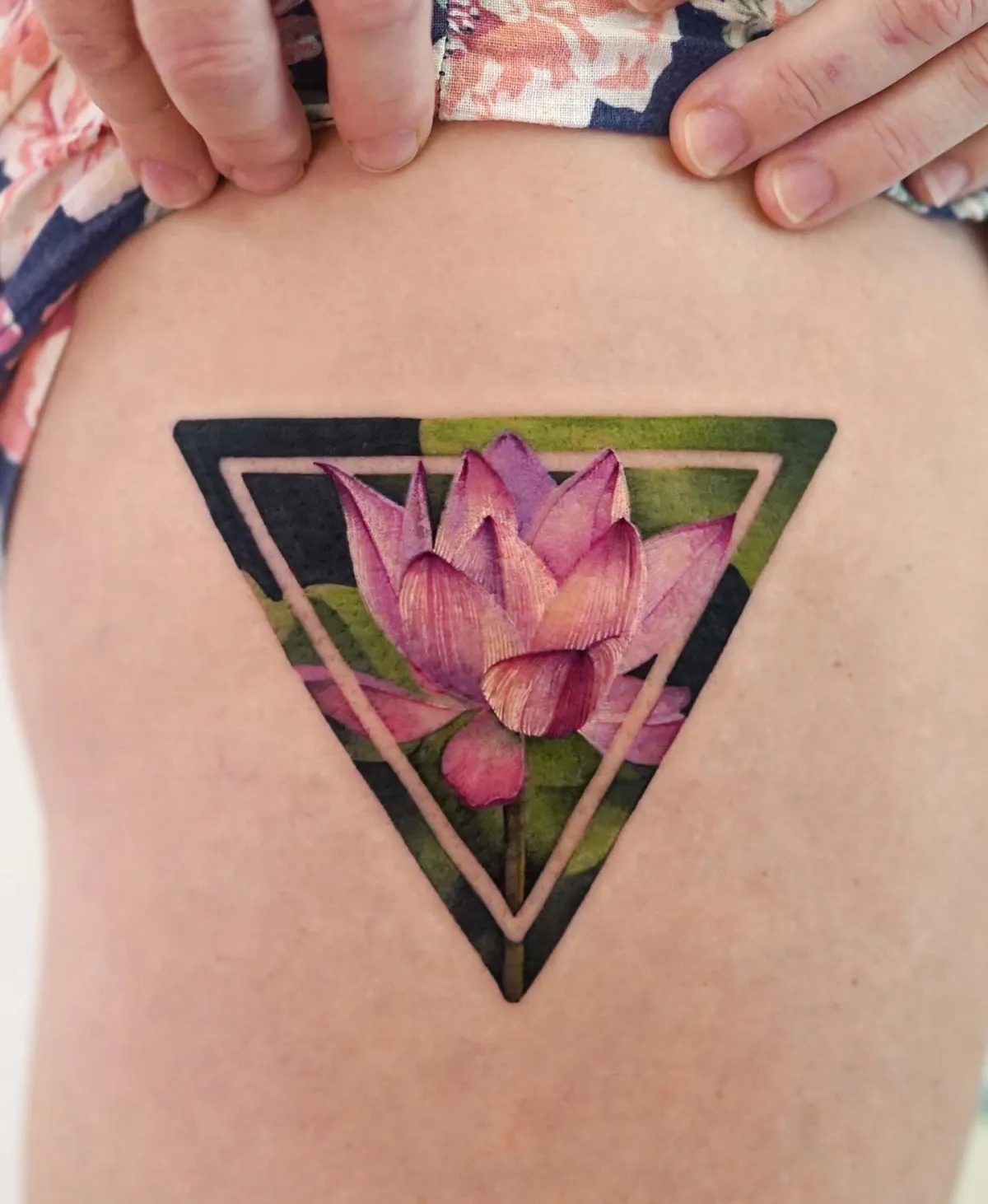 lotus blume tattoo in dreieck farbiges design
