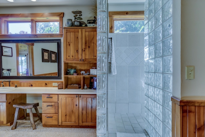 moderne Duschkabine, Glastüren, Möbeln aus Holz