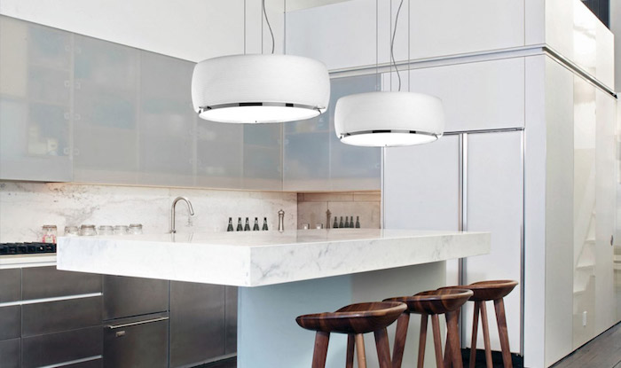 moderne pendelleuchten in weiß und silbern, kücheninsel aus marmor, designer leuchten
