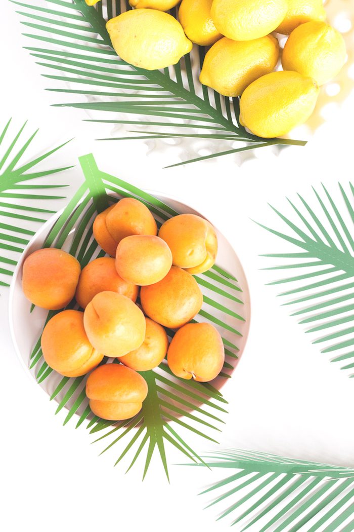 Palmenblätter aus Papier ausschneiden, coole und leichte DIY Idee für Sommer Deko, Schüsseln voll mit Zitrusfrüchten