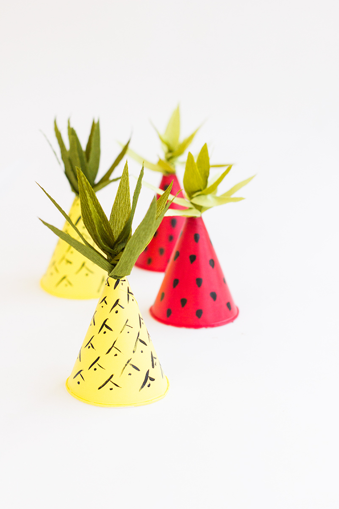 Lustige Partyhütchen in Form von Wassermelone und Ananas selber basteln, coole Idee für Sommerparty
