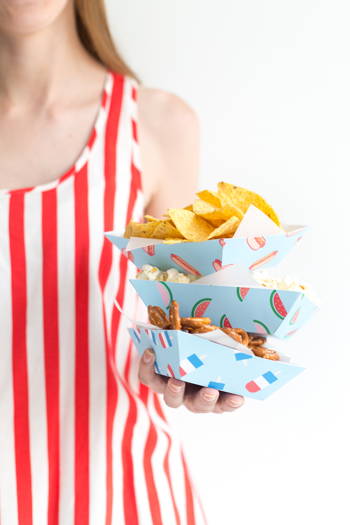 Nachos Popcorn und Mini Brezel in kleinen Tellern, DIY Idee für Sommerparty