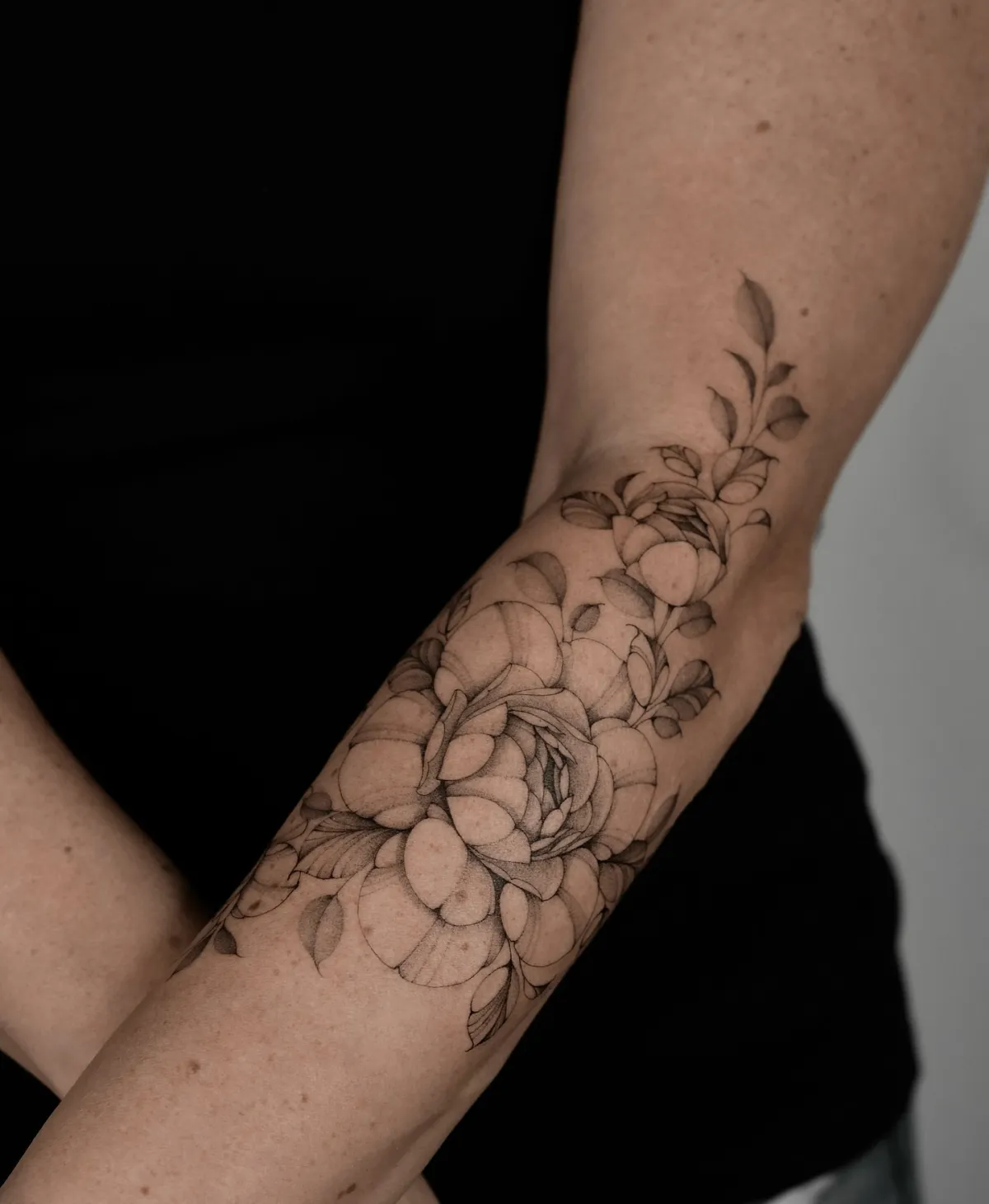 pfingstrosen tattoo am unterarm detailliertes design