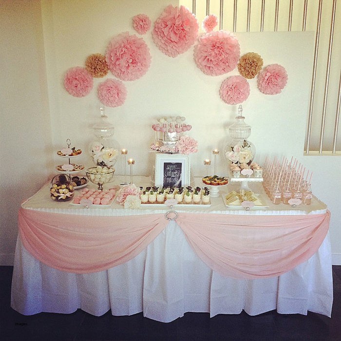 rosa Dekoration am Tisch, rosa Süßigkeiten, rosa Papierblumen, Deko für Babyparty