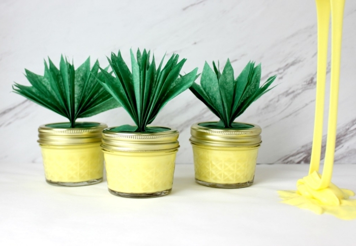 ananas schleim rezept, gelbes slime in glas mit grüner deko, eine lustige party idee
