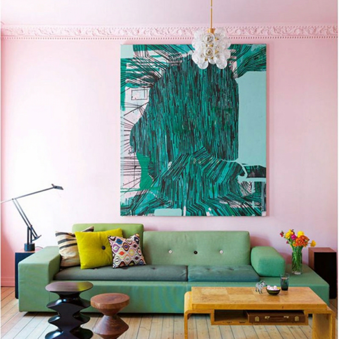 eine modernes Wohnzimmer mit großem Bild als Dekoration, welche Farbe passt zu rosa