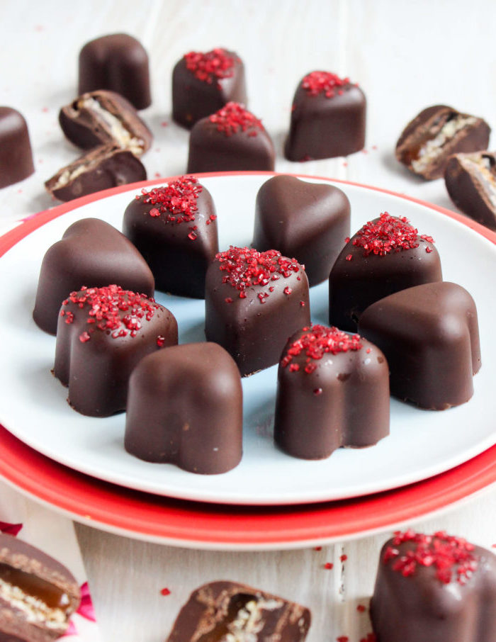 pralinen in form von herzen, schokolade bonbons, selbstgemachte geschenke zum 18 geburtstag, rezept