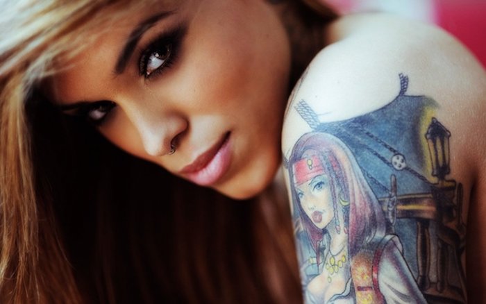 eine junge frau mit einer schwarzen schminke und roten lippen und eine hand mit einem arm tattoo mit einer frau, tattoos frauen ideen