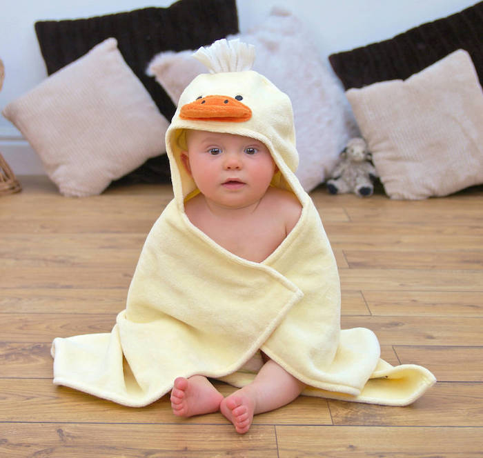 Gelber Baby Bademantel in Form von Ente, süßes Geschenk zur Taufe