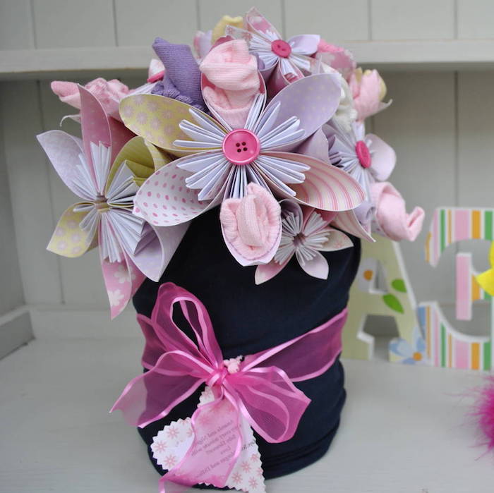 Baby Socken in Form von Blumen, kreative Idee für Taufgeschenk, bunter Blumenstrauß