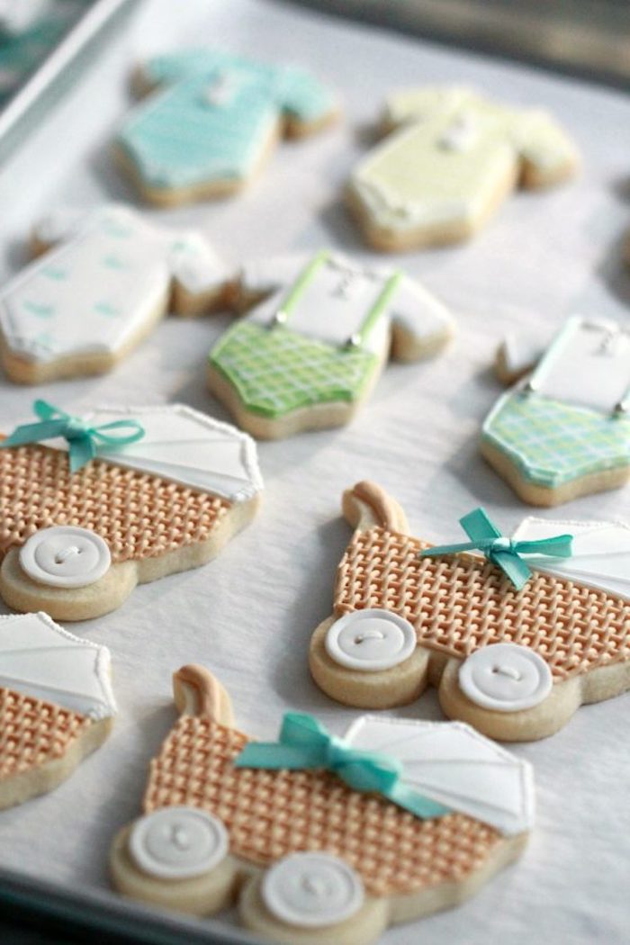 Kekse in Form von Babywagen selber backen und dekorieren, Überraschung zur Taufe