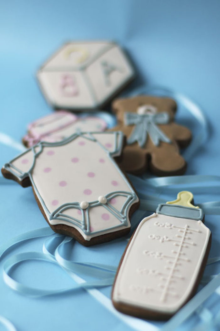 Kekse in Form von Babybody, Schnuller und Kuschelbären selber backen und dekorieren, Überraschung zur Taufe
