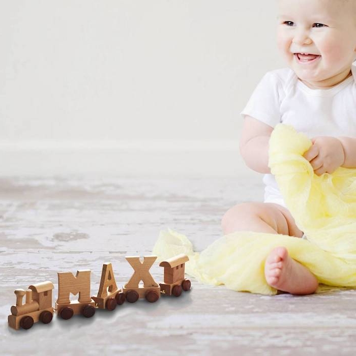 Spielzeugeisenbahn mit dem Namen des Babys aus Holz, Idee für personalisiertes Taufgeschenk