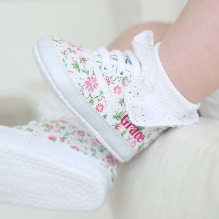 Weiße Babyschuhe mit Blumenmuster, personalisiertes Taufgeschenk, mit dem Namen des Babys