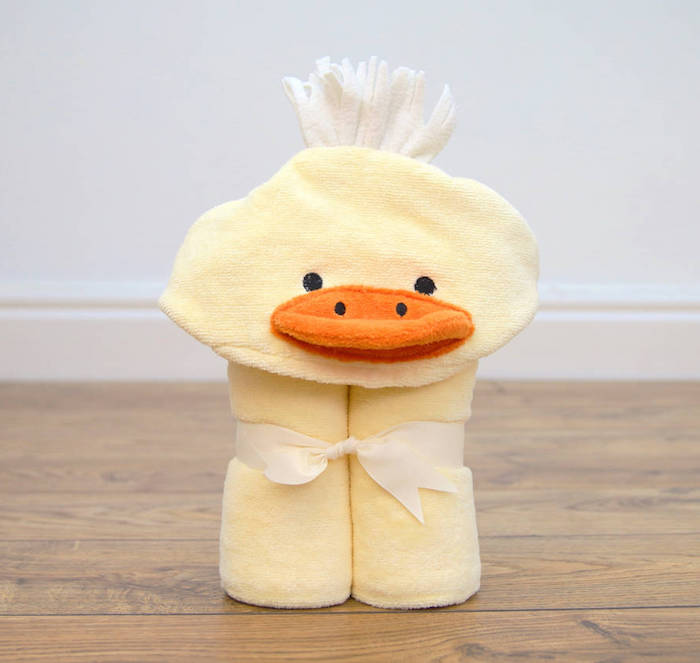 Gelber Baby Bademantel in Form von Ente, süße Idee für Taufgeschenk