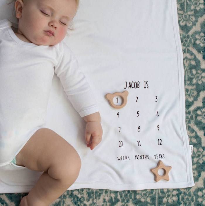 Personalisiertes Geschenk zur Taufe schenken, weiße Baby Decke mit dem Namen und Alter des Babys