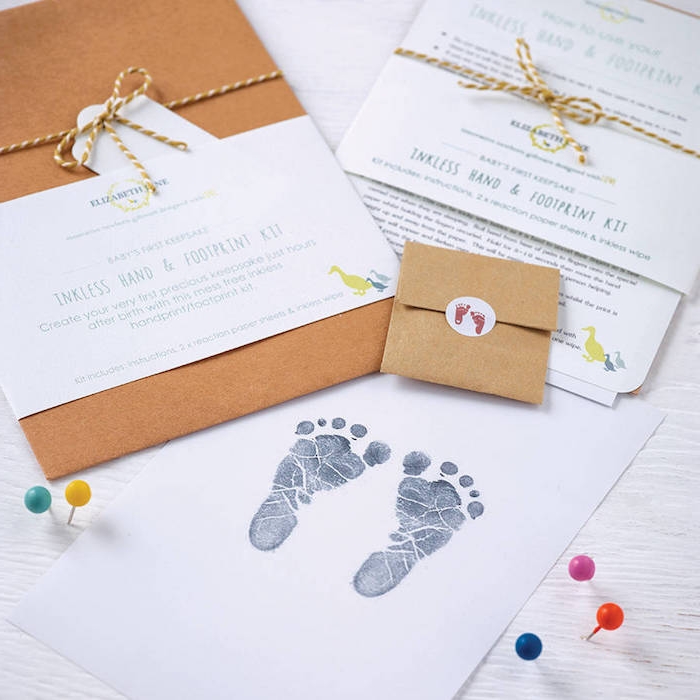 Idee für personalisiertes Baby Geschenk, Fußabdrücke des Babys in Rahmen stecken