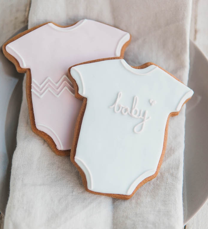 Kekse in Form von Babybodys selber backen, mit blauer und rosa Glasur dekorieren, Aufschrift Baby