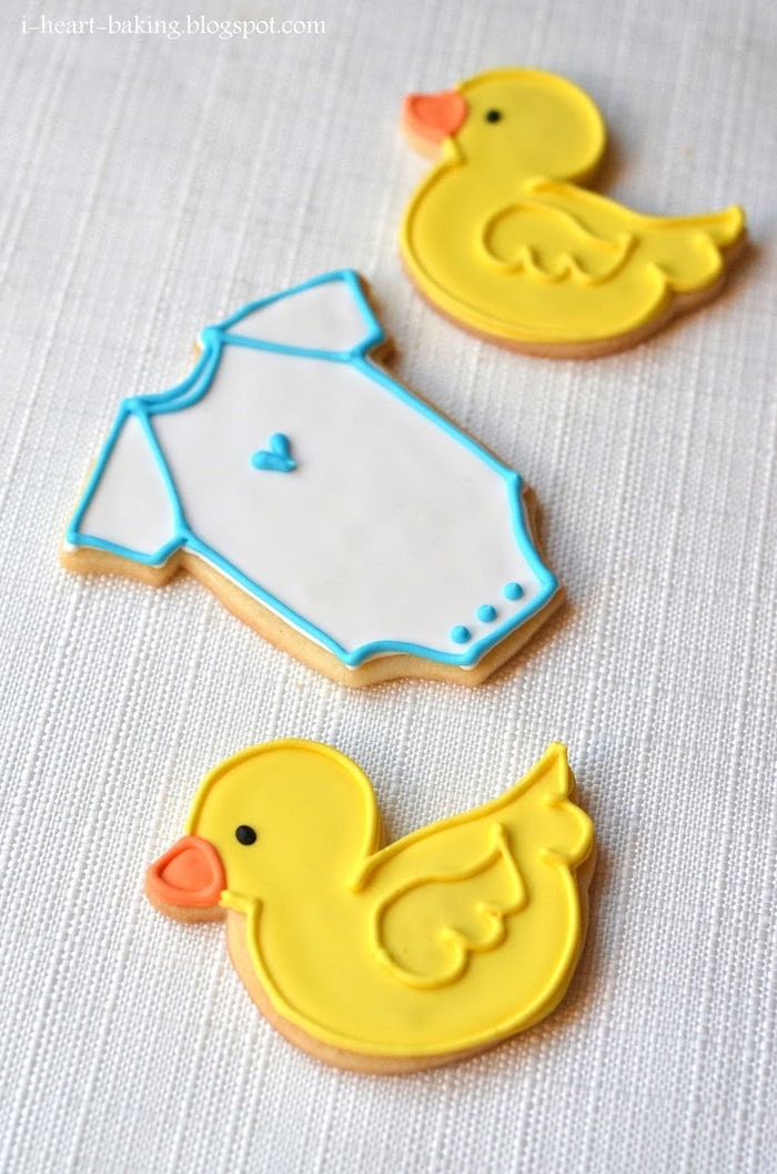 Kekse in Form von Enten und Babybodys selber backen und dekorieren, kleines Geschenk zur Taufe