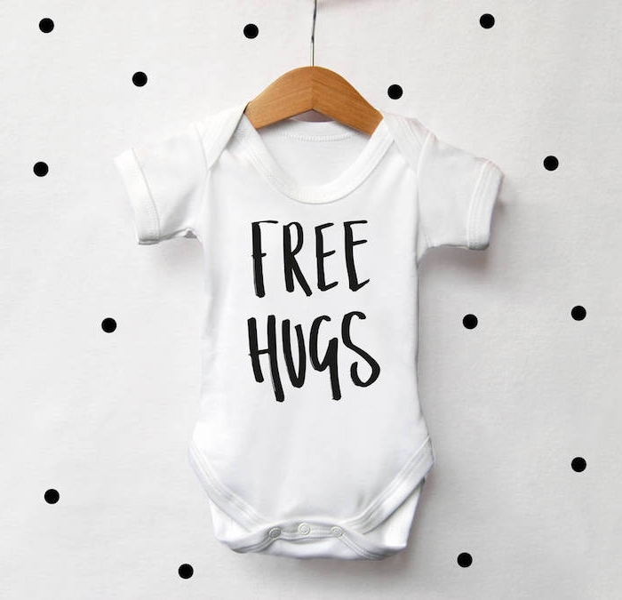 Personalisiertes Babybody zur Taufe schenken, weiß mit schwarzer Aufschrift "free hugs"