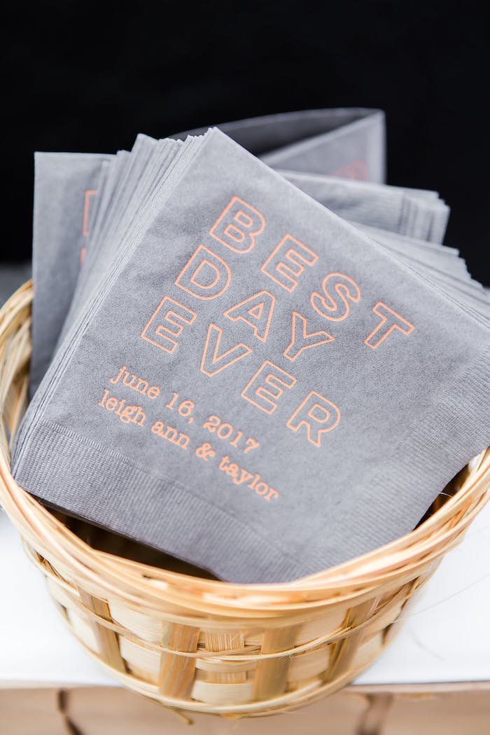 Graue Serviette mit Aufschrift Best Day Ever, Hochzeitsdatum und Namen der Brau und des Bräutigams