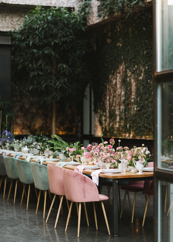 Idee für Hochzeitsdekoration, viele Blumen auf dem Tisch, Servietten in der Farbe der Stühle