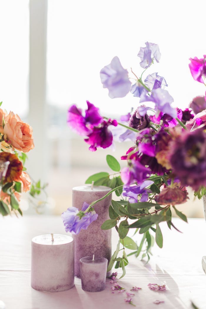 Ideen für Tischdeko in Lila, lilafarbene Duftkerzen und violette Blumen, Farbe des Jahres