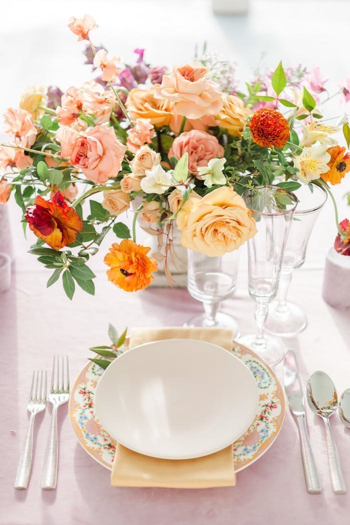 Tischdeko für Hochzeit in Apricot, Strauß aus Rosen und Gerbera, Servietten in Apricot