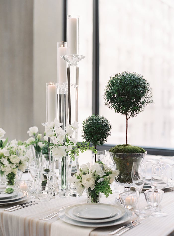 Stilvolle Tischdeko für Hochzeit, weiße Blumen und Kerzen, Bonsai in Kristallvase