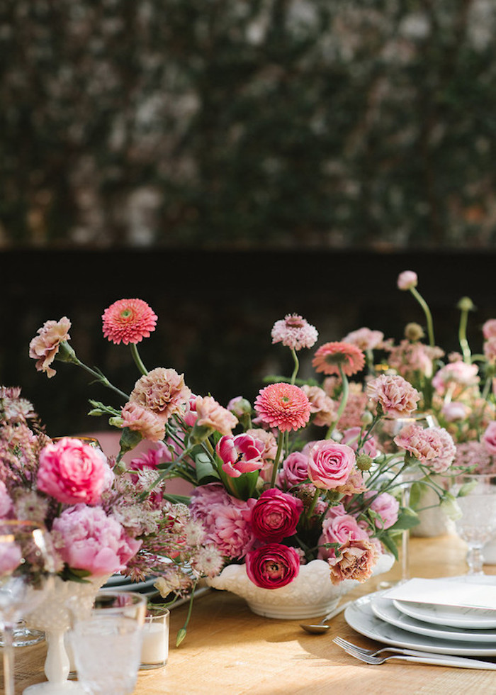 Hochzeitsdeko mit vielen Blumen, rosarote Nelken Rosen und Pfingstrosen