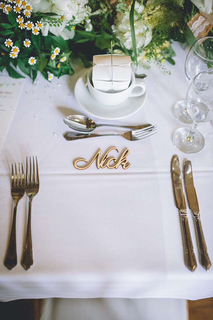 Ideen für Hochzeit Tischdeko, Name aus aus Holz für jeden Hochzeitsgast, Blumenstrauß aus Kamille