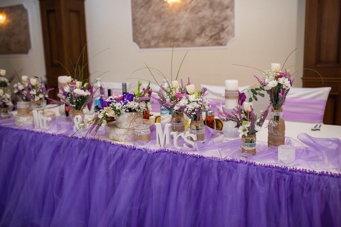 Tischdeko für Hochzeit, lila Decke, Vasen mit Spitze dekoriert, Buchstaben aus Holz