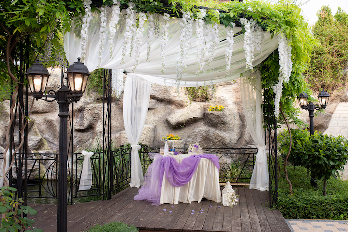 Prachtvolle Dekoration für Hochzeit in Weiß und Lila, Hochzeitsfeier im Garten 