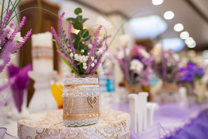 Landhaus Tischdeko für Hochzeit, kleine Vase mit Spitze dekoriert, lila Lavendel