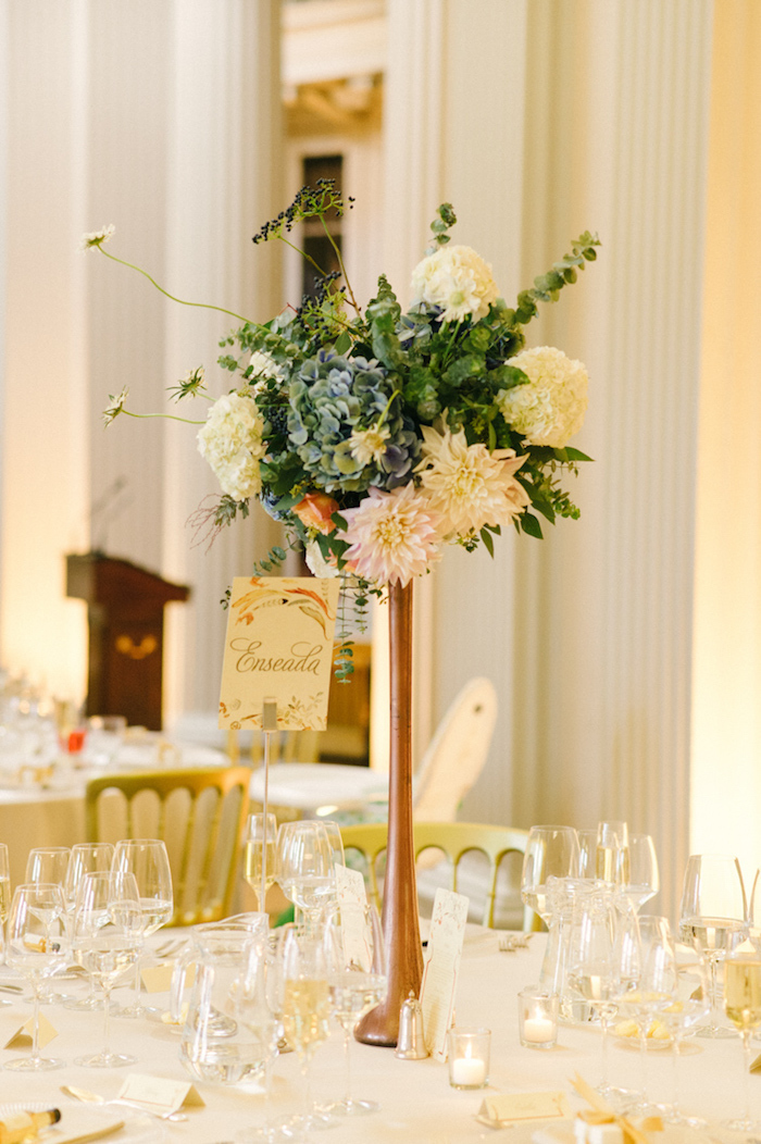 Ideen für Tischdekoration für herbstliche Hochzeit, Strauß aus herbstlichen Blumen, weiße Duftkerzen