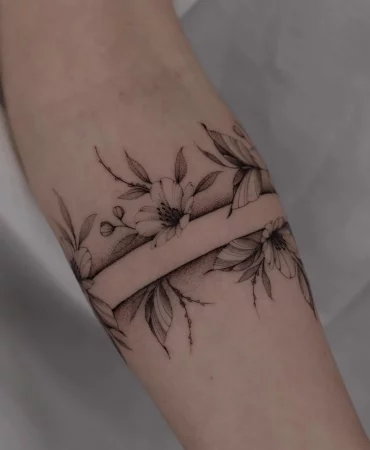 unterarm armband tattoo mit kirschblüten