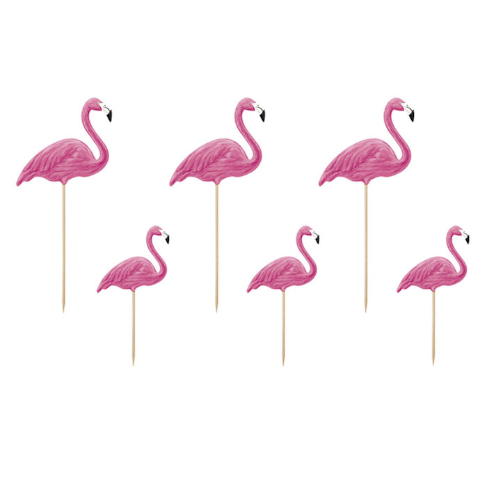 einige kleine cocktail stäbchen mit kleinen pinken flamingos mit pinken federn und flügeln 