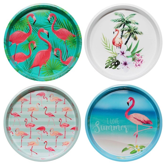 vier bunte kleine teller mit strand, einem blauen meer und mitr weißen blumen,, grünen palmen und vielen pinken flamingos