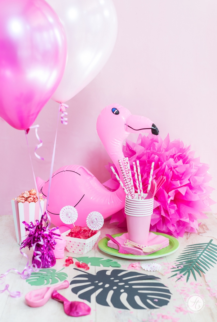 kinderparty organisieren, ein tisch mit grünen gläser mit weißen trinkhalmen und einer großen pinken flamingo und weißen und pinken ballons