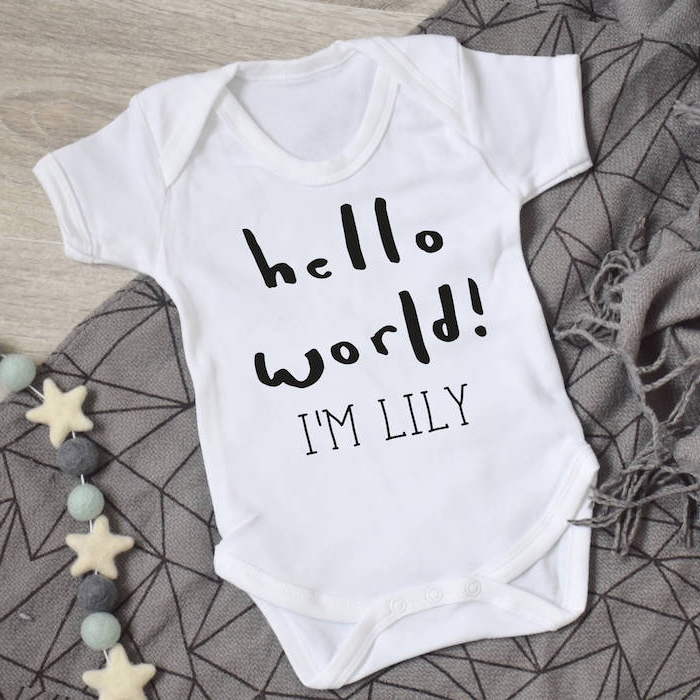 Personalisiertes Babybody zur Taufe schenken, weiß mit schwarzer Aufschrift "Hello world! I'm Lily"