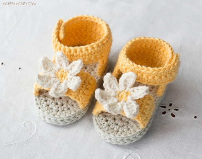 Selbstgestrickte Babyschuhe aus gelbem und weißem Garn, süße Sandalen mit Blumen